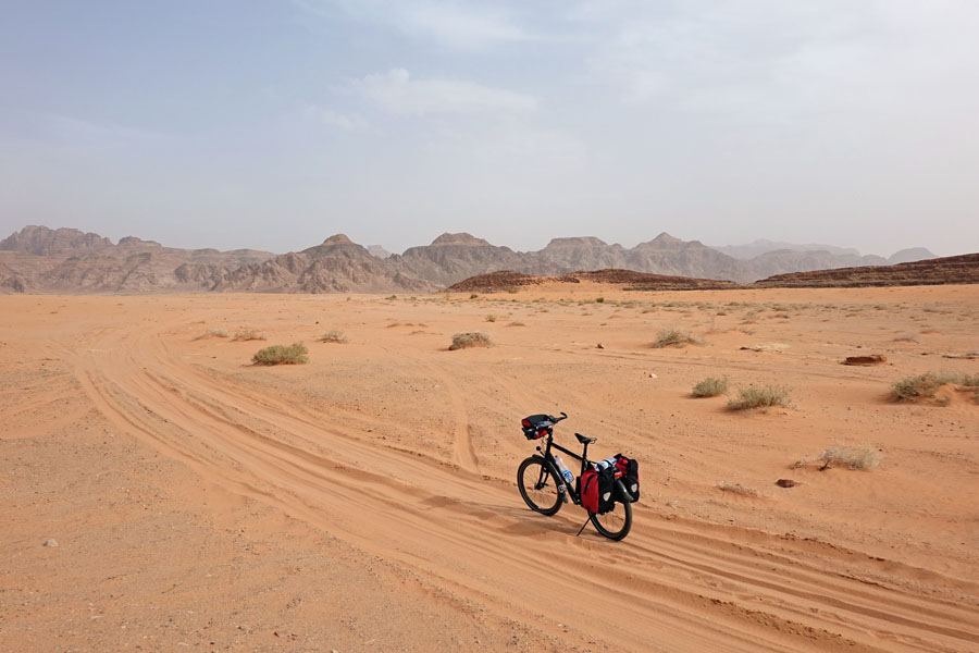 Alleen in de Jordaanse Wadi Rum-woestijn