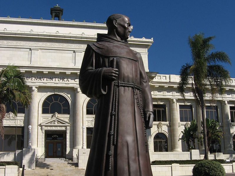 Het standbeeld van Junipero Serra in de Californische badplaats Ventura werd weggehaald vanwege het protest van Black Lives Matter.