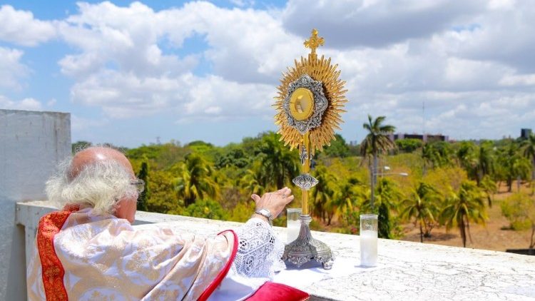 Kardinaal Brenes Solórzano zegent Managua met het heilige sacrament (archieffoto)