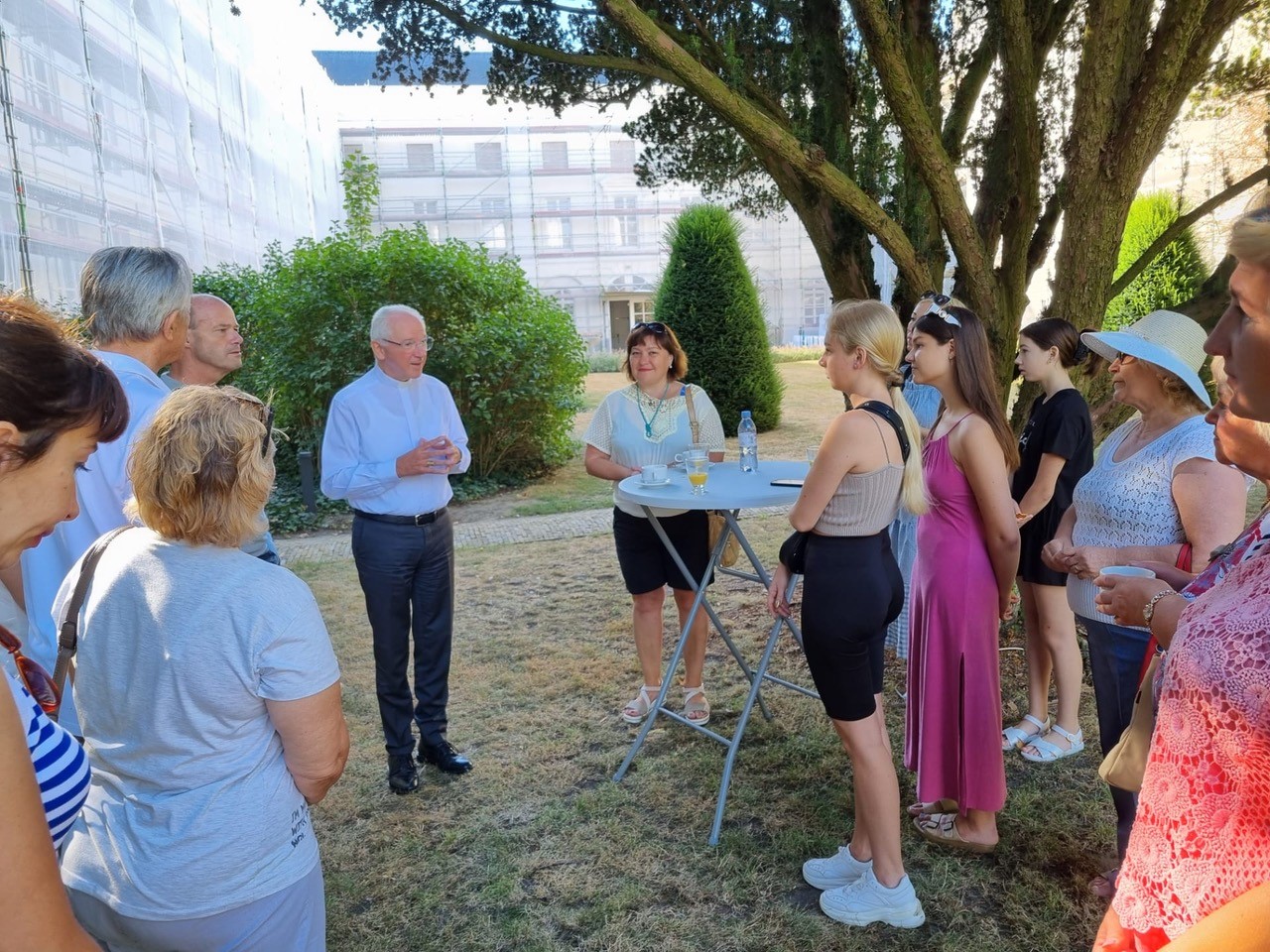 Kardinaal Jozef De Kesel met de Oekraïense vluchtelingen in de tuin van het aartsbisschopshuis in Mechelen