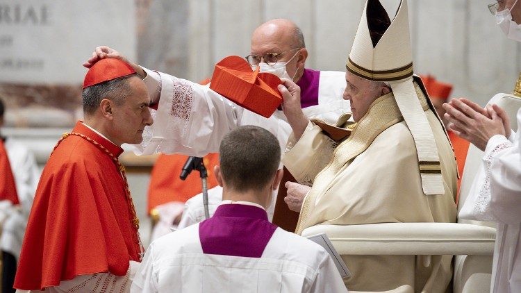 Fra Mauro Gambetti tijdens zijn kardinaalscreatie door paus Franciscus