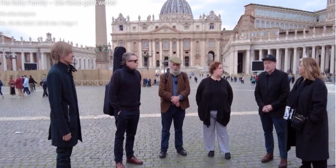 Leden van de Kellyfamilie op het Sint-Pietersplein