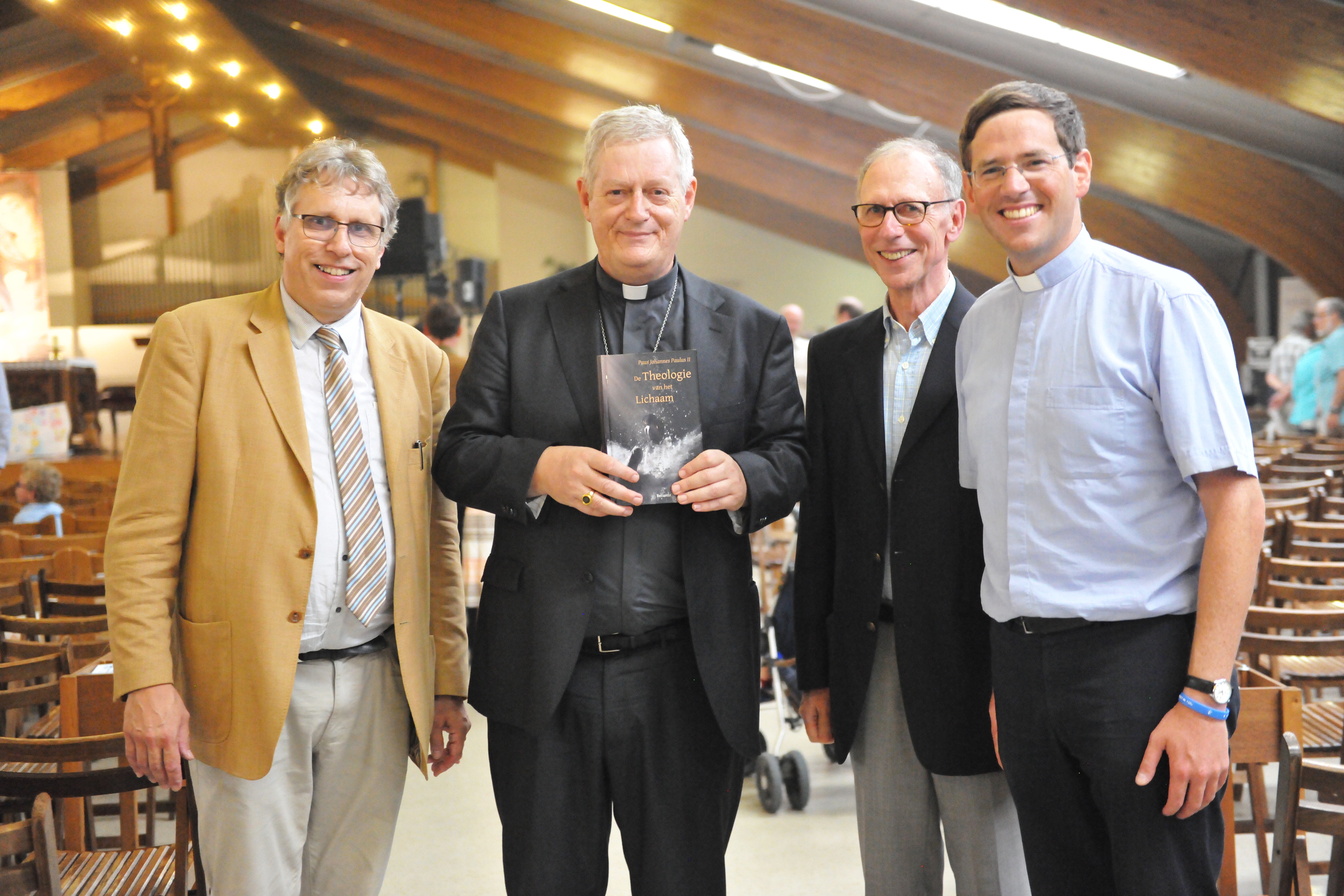 Mgr. Leon Lemmens met een exemplaar van het boek © Selina De Maeyer