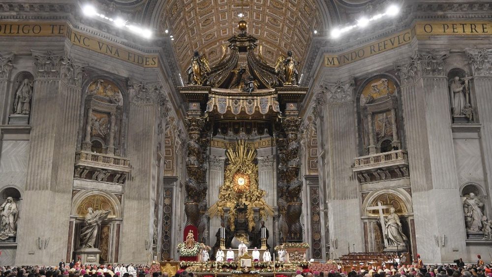 Paus Franciscus tijdens de middernachtmis in de Sint-Pietersbasiliek