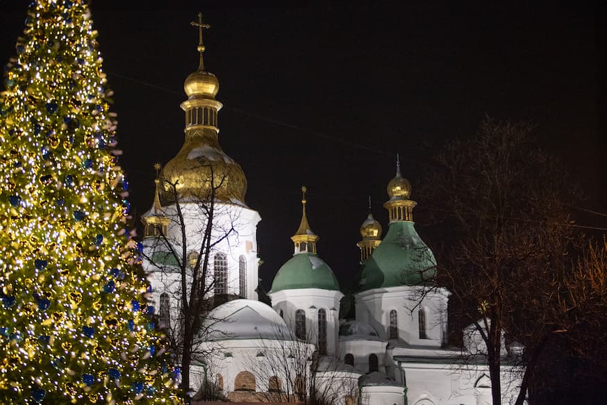 Kerstversiering op het Sofiaplein in Kiev met zicht op de Sint-Sofiakathedraal, december 2023