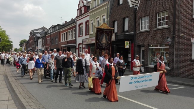 De delegatie uit Scherpenheuvel in het Duitse bedevaartsoord Kevelaer