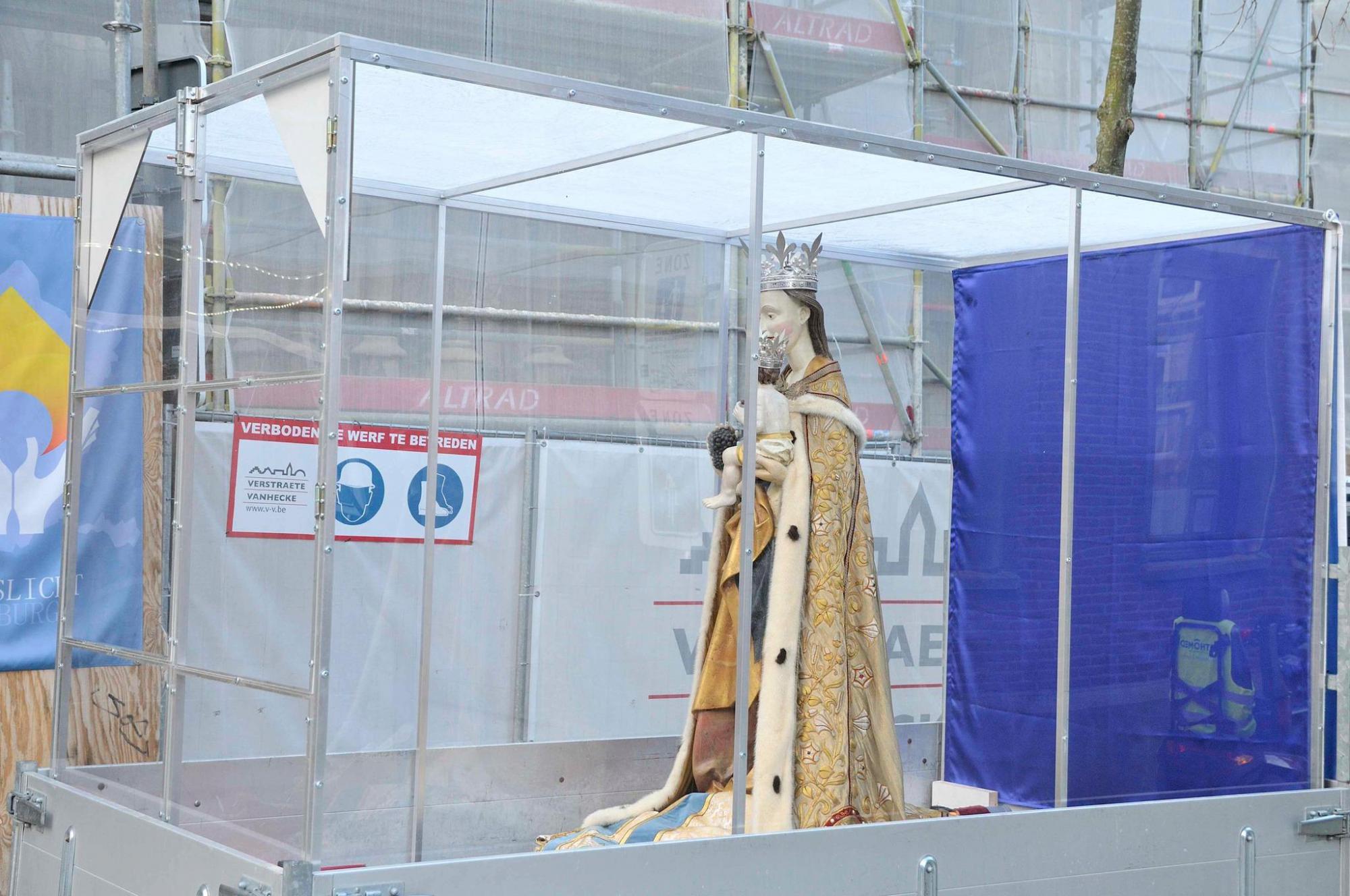 Vertrek van het processiebeeld vanuit de basiliek in een aanhangwagen met plexiglas