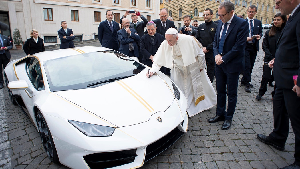 De paus neemt de luxewagen, die hem als geschenk werd aangeboden, in ontvangst