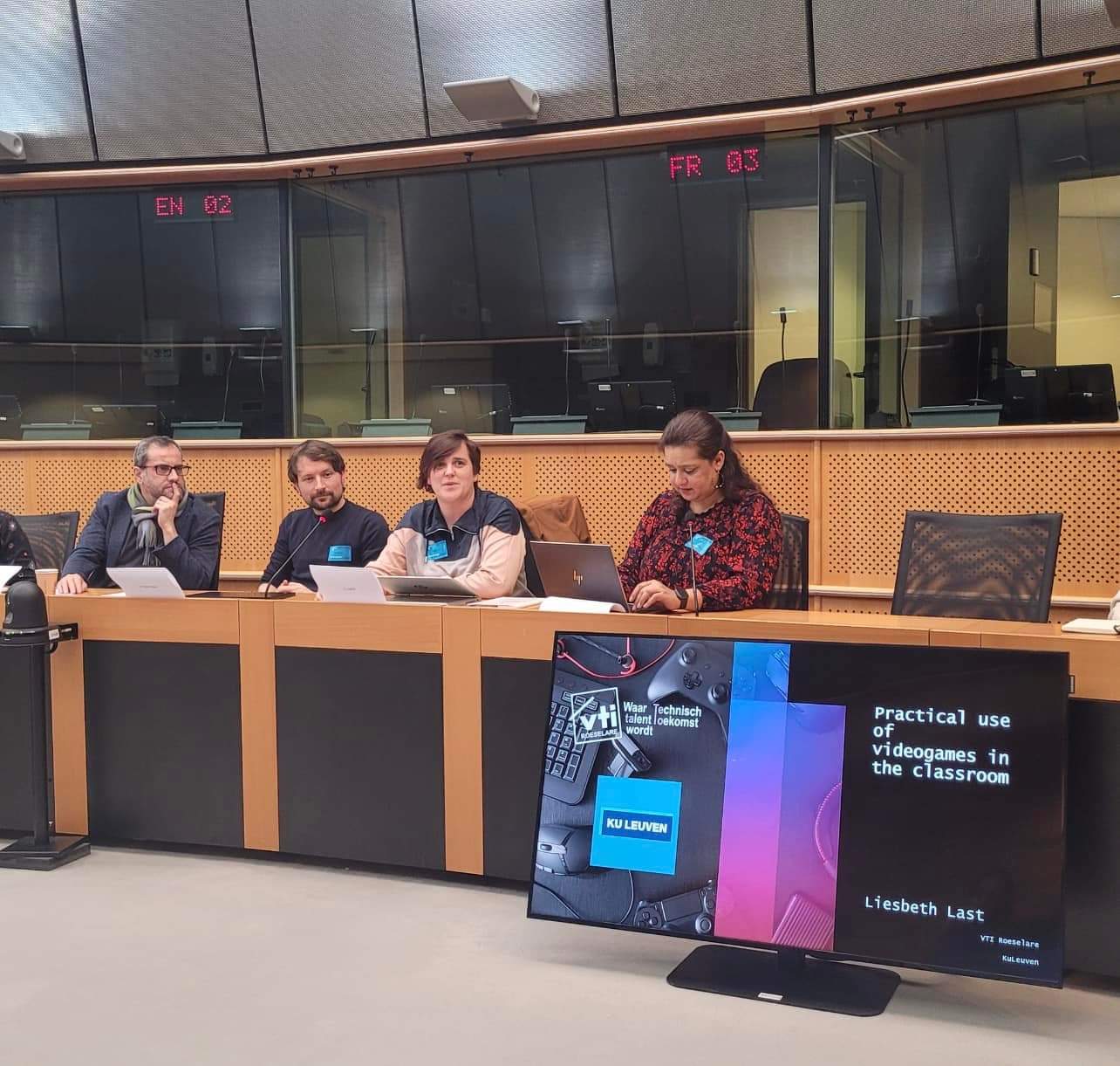 Liesbeth Last spreekt een rondetafel in het Europees Parlement toe over het nut van videogames in het (godsdienst)onderwijs.