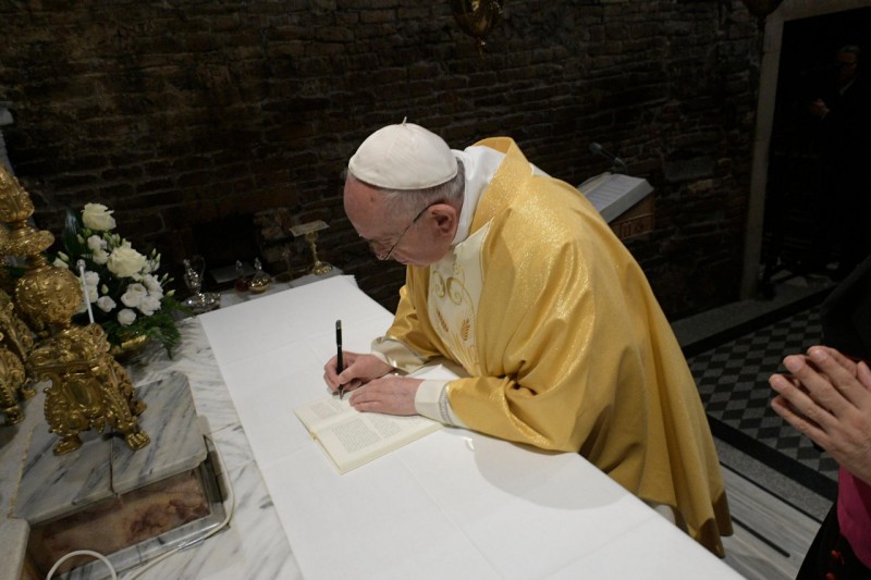 Paus Franciscus ondertekent de exhortatie van de jongerensynode