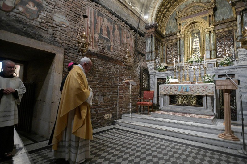 Paus Franciscus tijdens zijn bezoek aan het Heilig Huis in de basiliek van Loreto