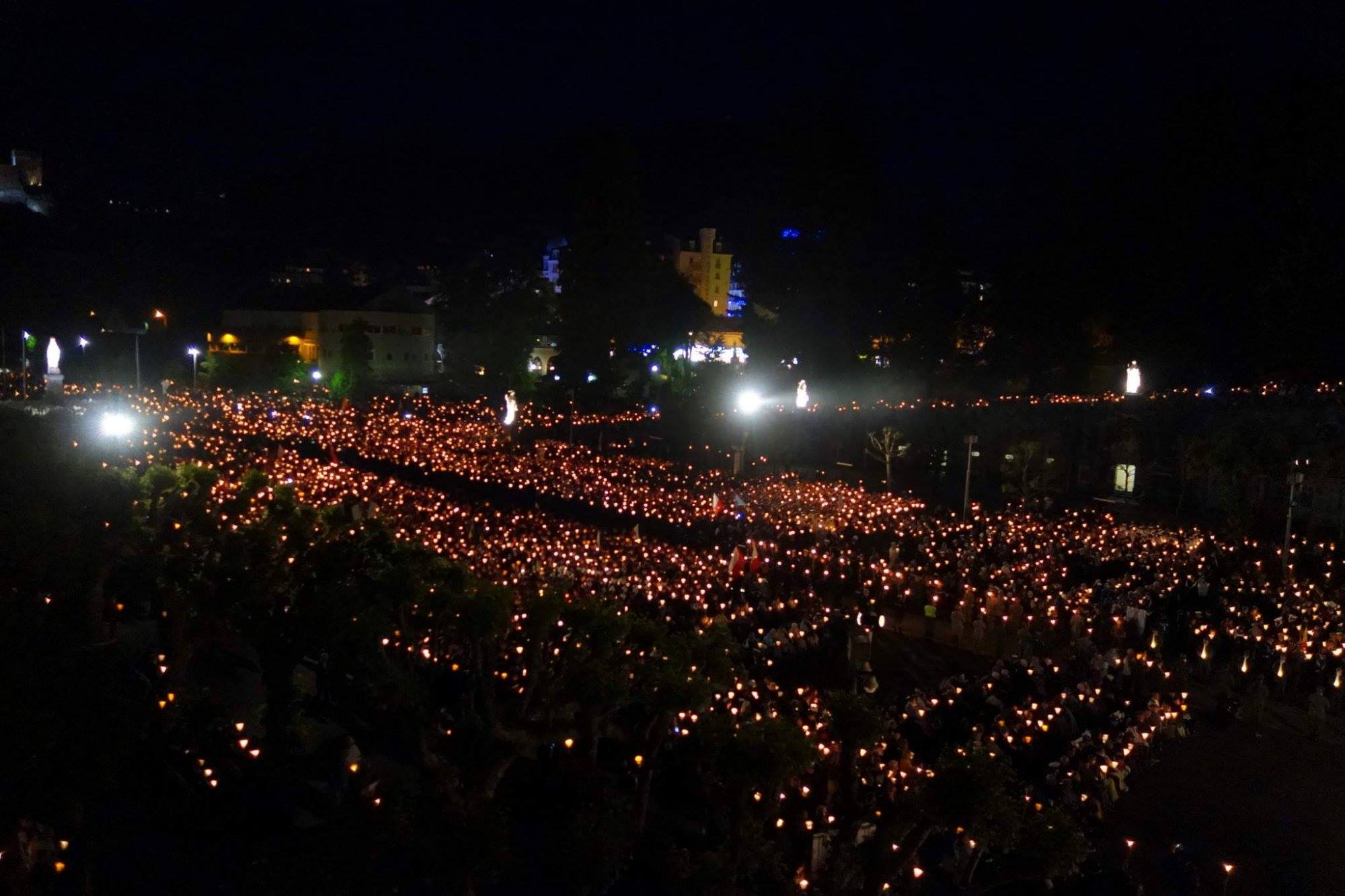 kaarsjesprocessie tijdens militaire bedevaart in Lourdes