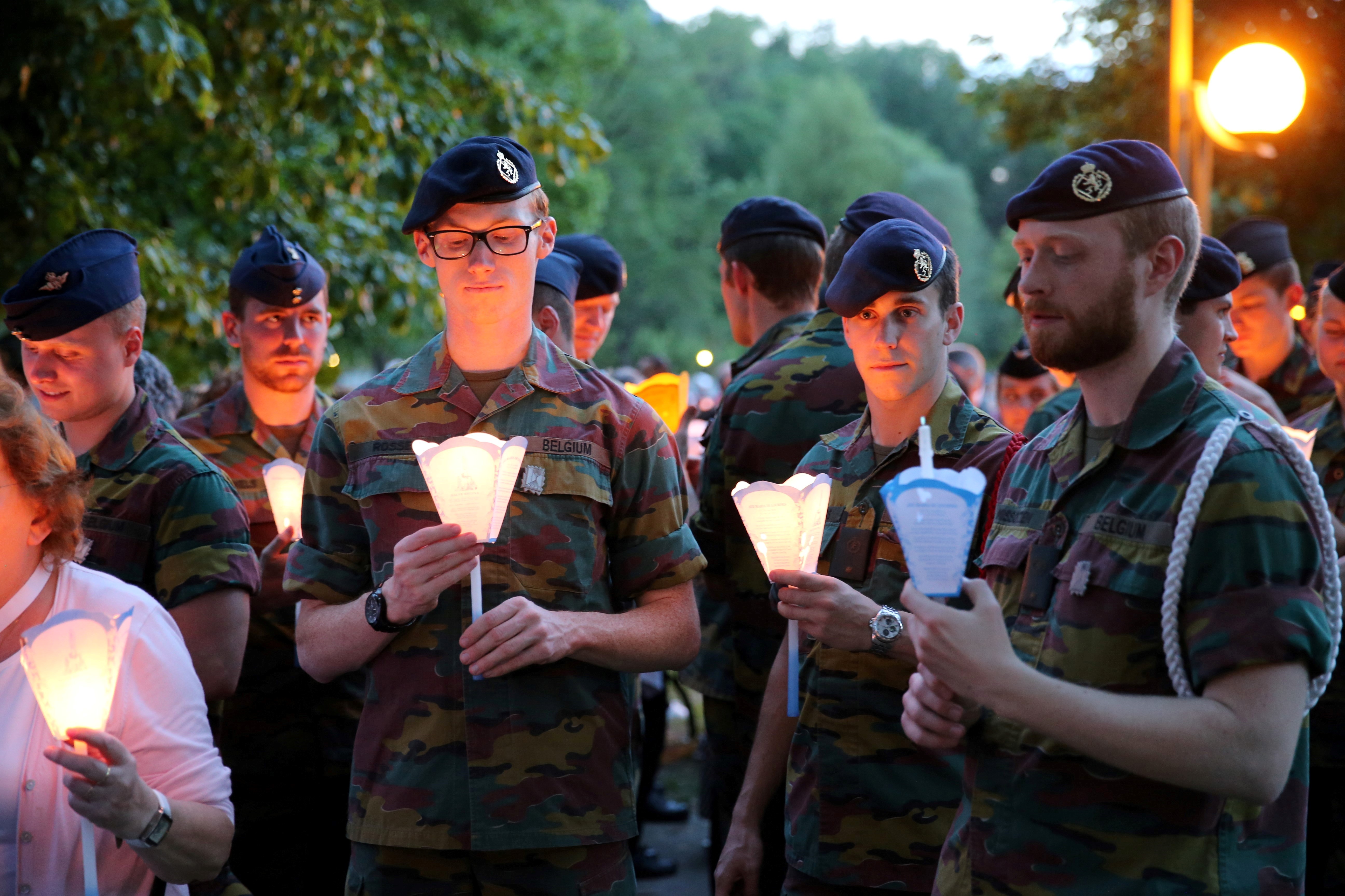 Belgische militairen tijdens de kaarsjesprocessie