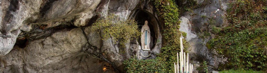 De grot van Massabielle, het kloppende hart van het bedevaartsoord Lourdes