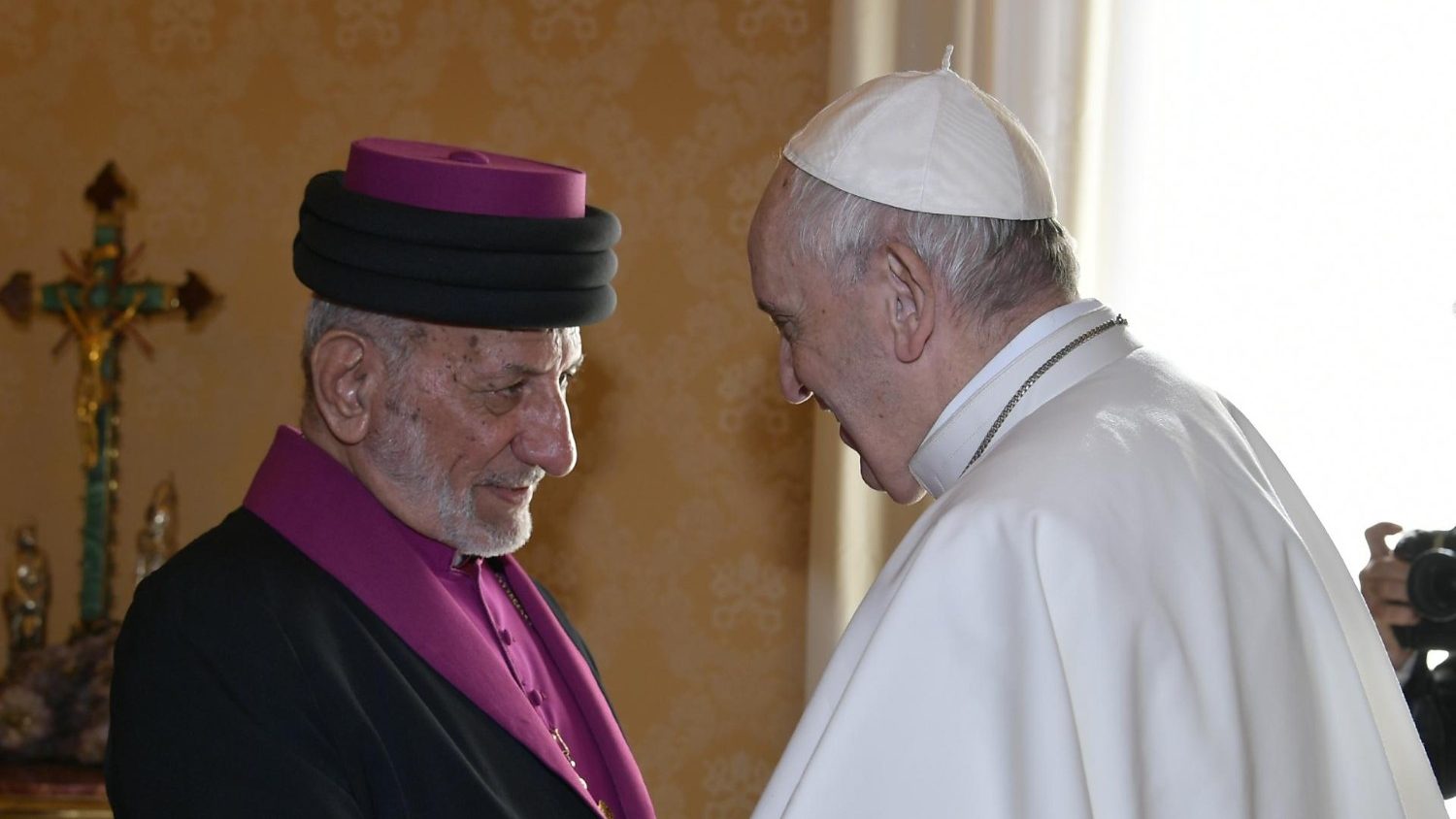 Mar Gewargis III & paus Franciscus tijdens hun ontmoeting op 9 november 2018