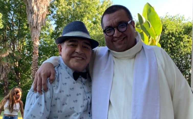 Pastoor Fabian Báez met voetballegende Diego Maradona