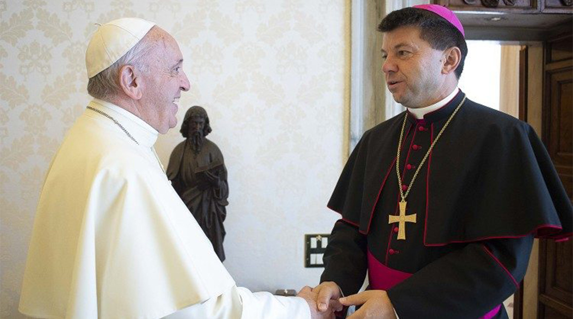 Aartsbisschop Marek Zalewski tijdens een audiëntie bij paus Franciscus (archieffoto)