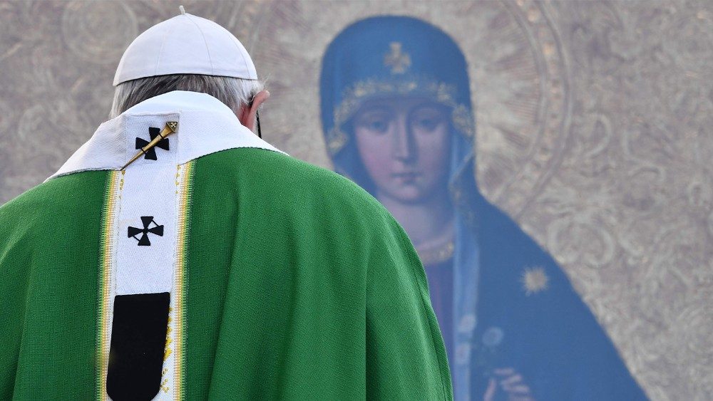 Paus Franciscus in gebed tot Maria