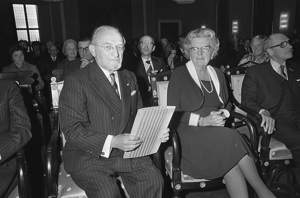 Marnix Gijsen naast koningin Juliana in 1974 bij de uitreiking van de Prijs der Nederlandse Letteren