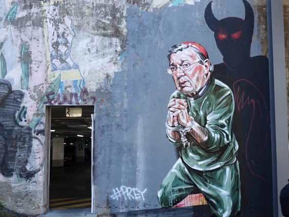 Muurschilderij van kardinaal George Pell in Rome