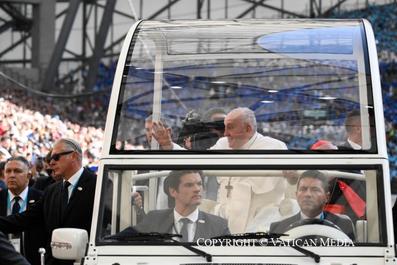 Paus Franciscus werd hartelijk begroet in het sportstadion van Marseille