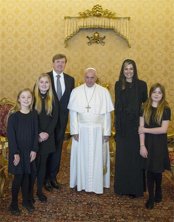 Koning Willem-Alexander met zijn kinderen op privé-audiëntie bij Franciscus