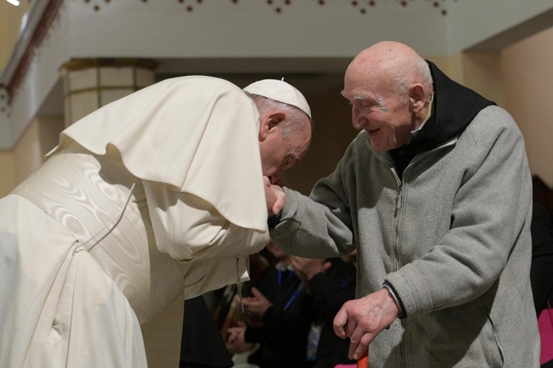 Paus Franciscus met Jean-Pierre Schumacher van Tibhirine 