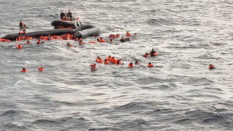 Migranten in de Middellandse Zee wachten op het Spaanse reddingsschip Open Arms