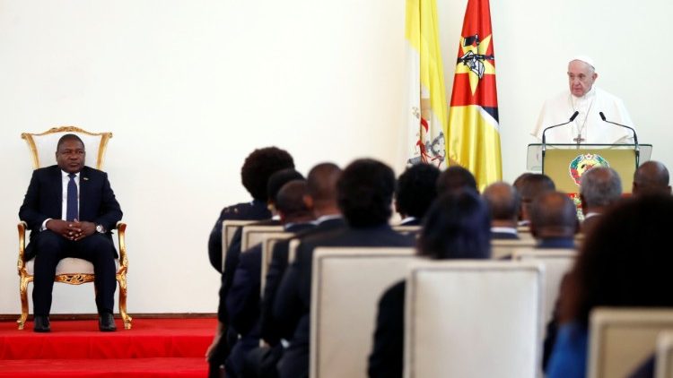 Paus Franciscus werd bij de start van het bezoek ontvangen door de president van Mozambique