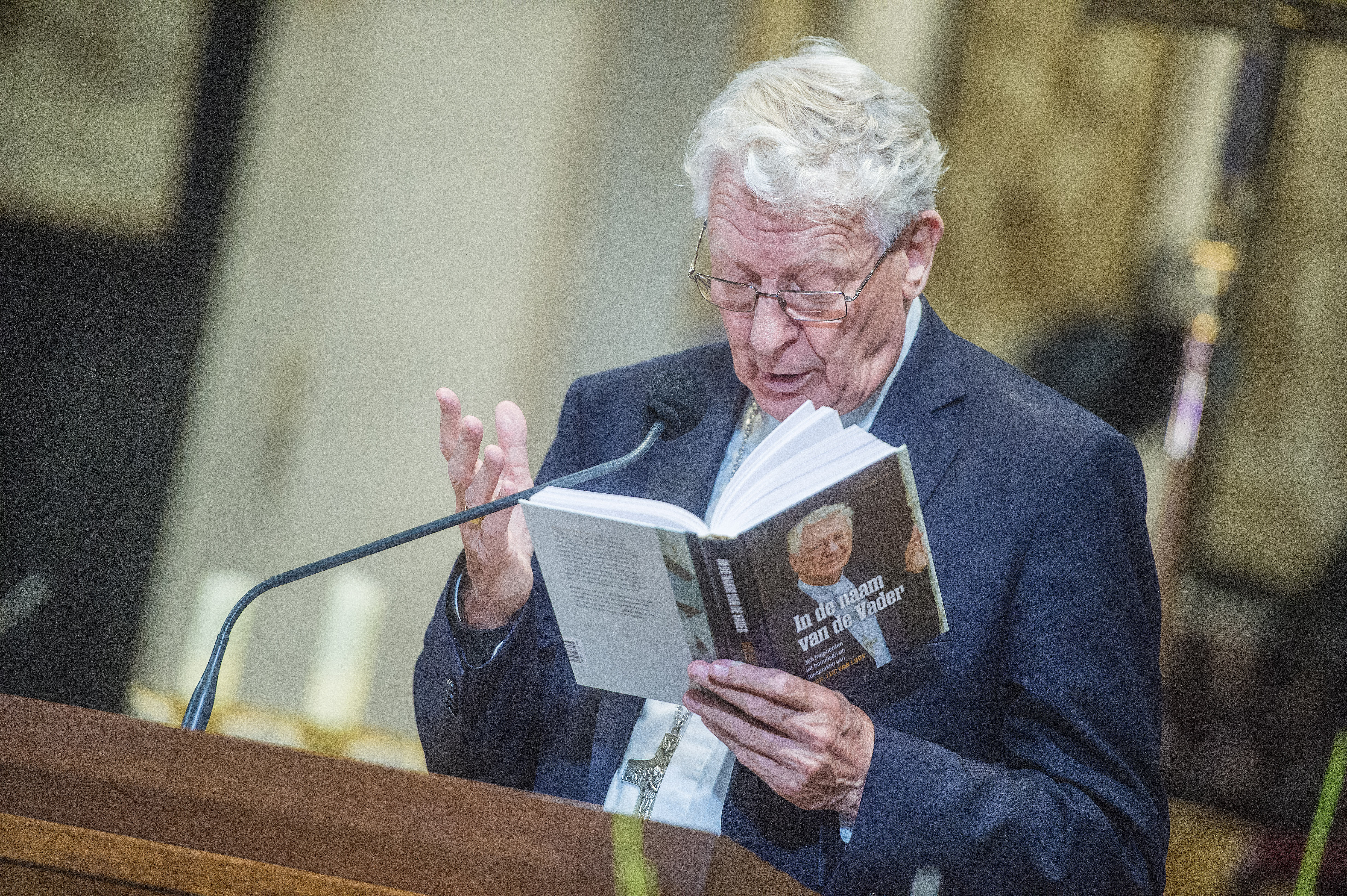 Bisschop Van Looy leest voor uit eigen werk