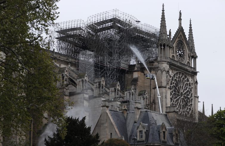 De kathedraal van Parijs, na de brand