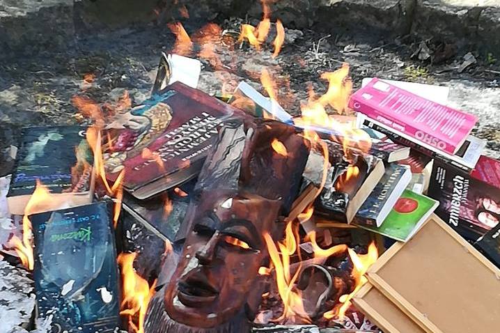 Naast boeken werden ook beelden verbrand