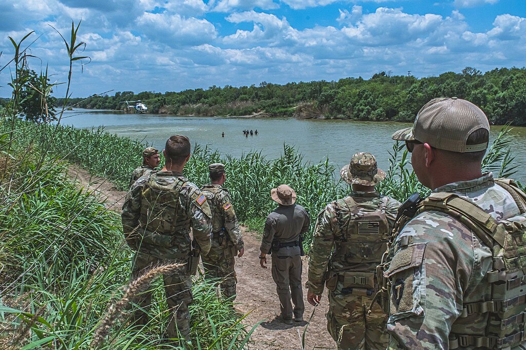 De Nationale Garde van Texas en de grenspolitie onderscheppen migranten die de Rio Grande tussen Mexico en Texas oversteken