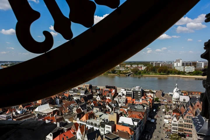 Een blik doorheen het uurwerk van de Onze-Lieve-Vrouwetoren van de Antwerpse kathedraal