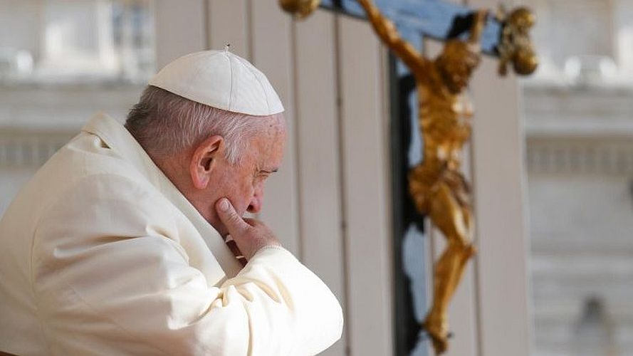 Paus Franciscus tijdens een gebed voor Oekraïne