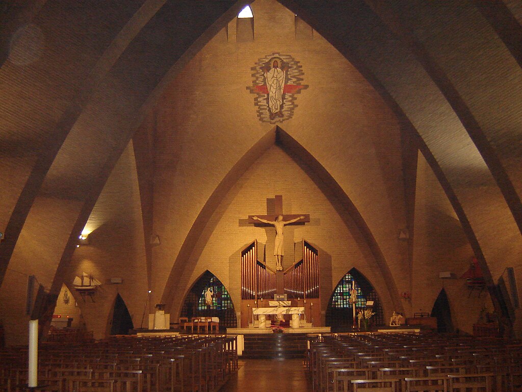 Interieur van de Sint-Niklaaskerk in Oostduinkerke (Koksijde)