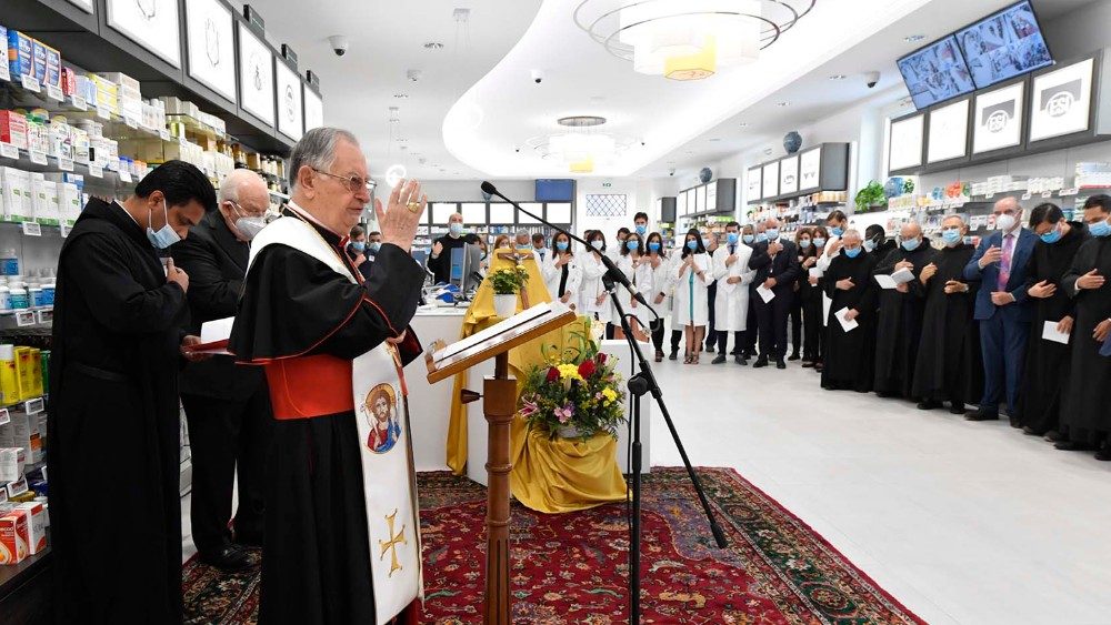 De opening van de vernieuwde apotheek van het Vaticaan