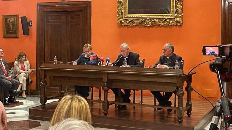 Kardinaal Parolin tijdens de boekpresentatie met de Italiaanse premier Giorgia Meloni (links) en pater Spadaro (rechts)