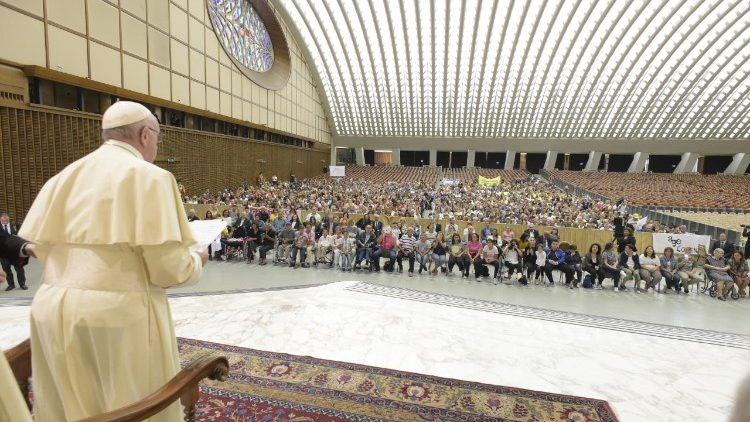 Paus ontmoet de afgevaardigden van ouderverenigingen in de Paulus VI-zaal