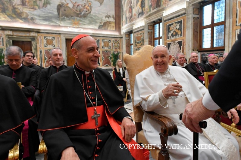 Paus Franciscus tijdens de audiëntie op 26 januari met het Dicasterie voor de Geloofsleer met prefect Víctor Manuel Fernández aan zijn zijde