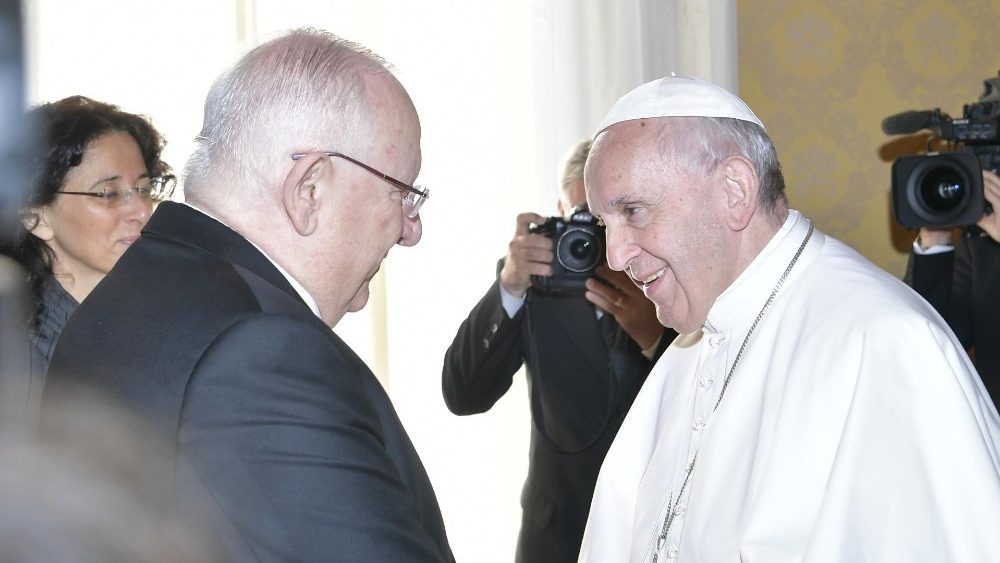 Paus Franciscus ontmoet Reuven Rivlin, de president van Israël, in audiëntie 