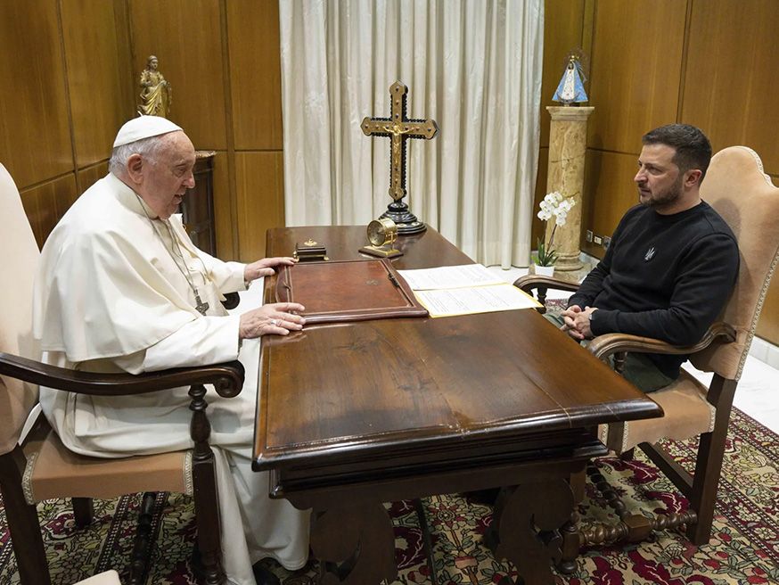 Paus Franciscus ontmoet de Oekraïense president Volodymyr Zelensky tijdens een privé-audiëntie in het Vaticaan op zaterdag 13 mei 2023