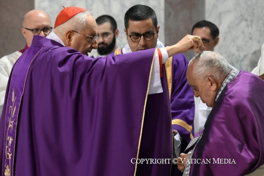 Paus Franciscus wordt met as besprenkeld op Aswoensdag 14 februari 2024