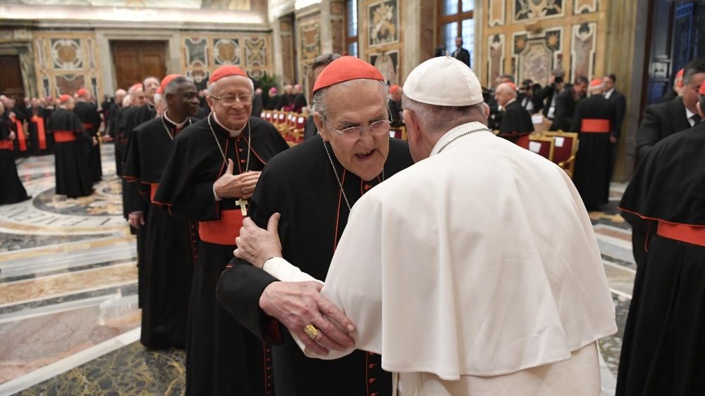 Paus Franciscus begroet de kardinalen