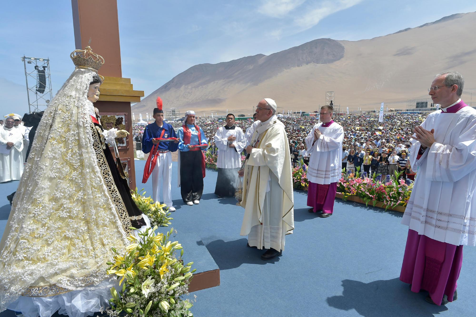 Paus Franciscus kroont de Maagd van Carmen de la Tirana in Iquique in Chili