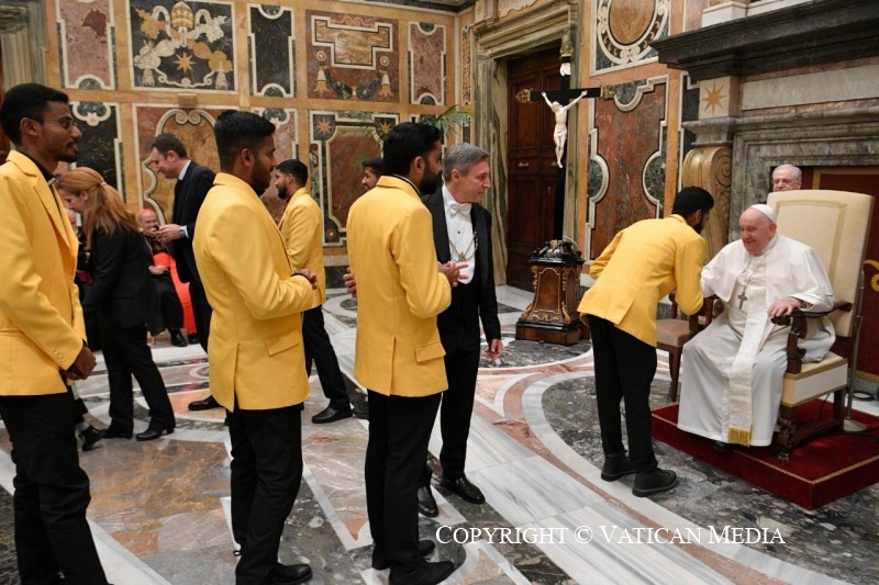 Het geel van de Vaticaanse vlag is ook één van de kleuren van Athletica Vaticana