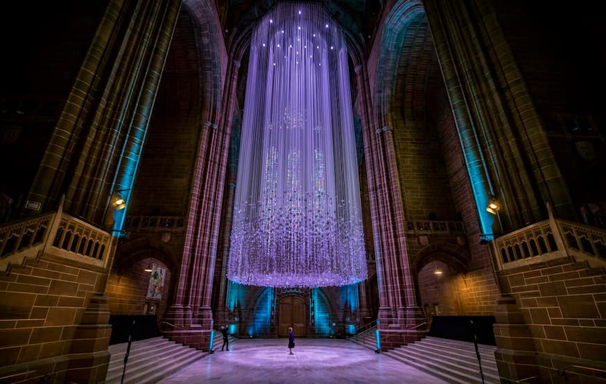 'Peace Doves' in Liverpool Cathedral, 2021 door kunstenaar Peter Walker