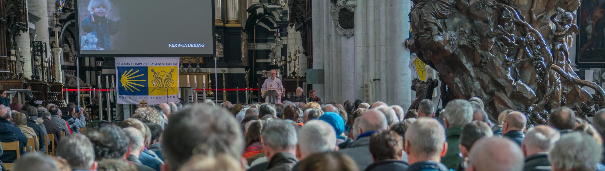 Salesiaan Dees Van Caeyzeele ging voor in de pelgrismzegen van het Vlaamse Compostelagenootschap in de Mechelse kathedraal