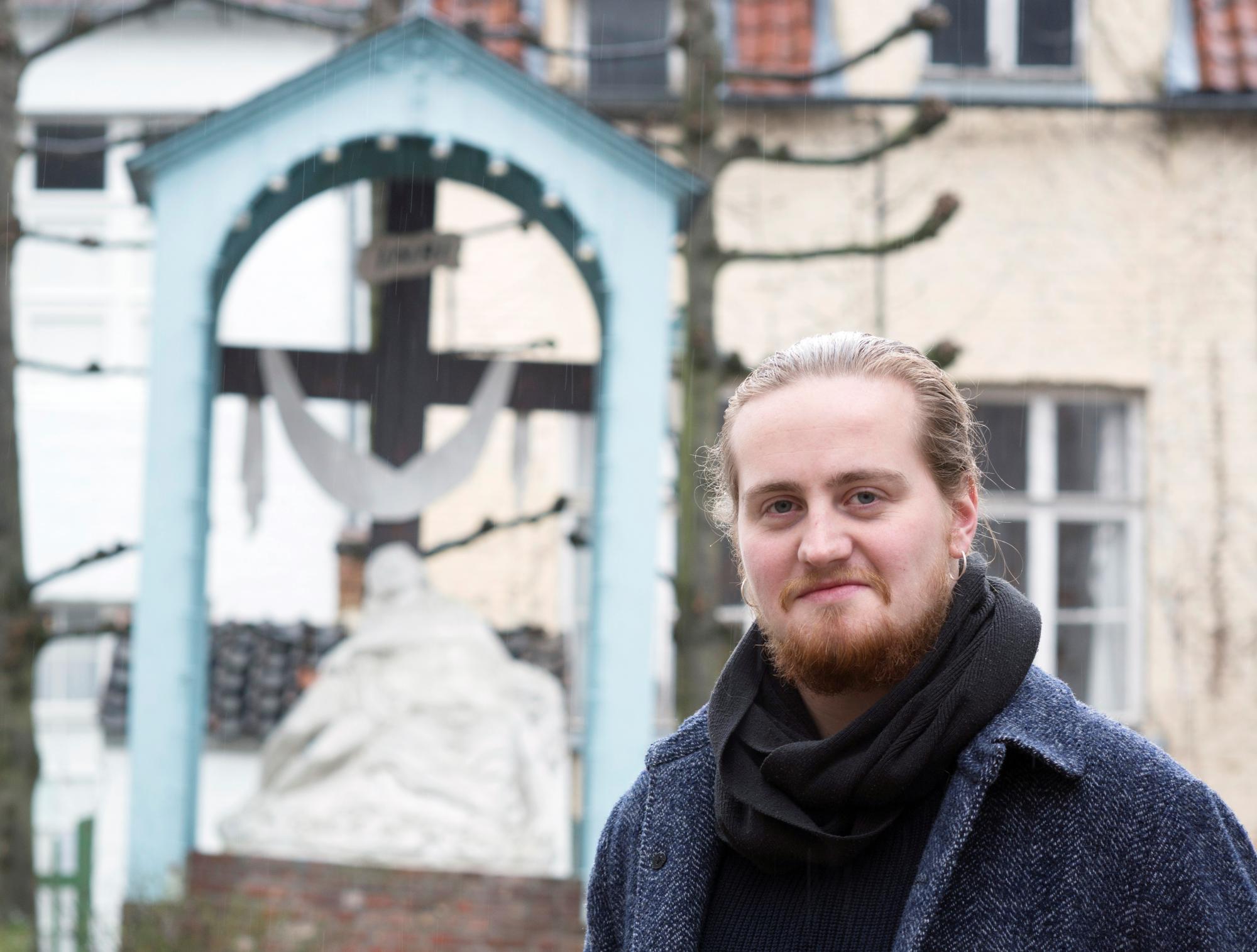 Pieter Jan De Paepe bij hét symbool van het lijdensverhaal in Lier: de calvarieberg in het pittoreske begijnhof