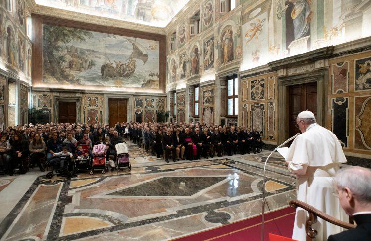 Paus Franciscus ontvangt de opbrengst van de Sint-Pieterspenning